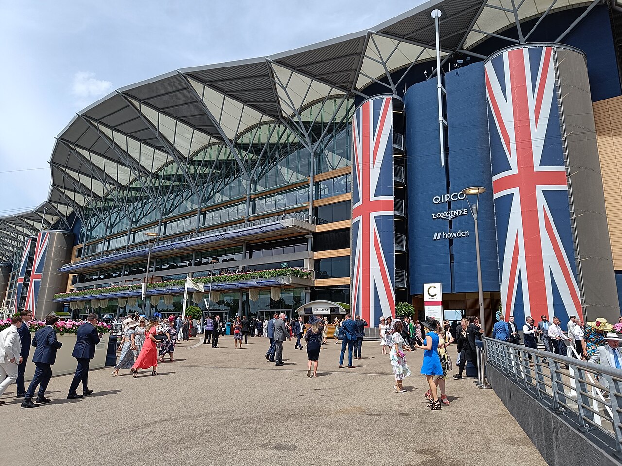 Ascot's Opening Race: A Gripping, Chilling, Frenzied Thrill